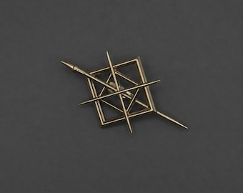Maelle Gold Brooch – Fantasy Gaming Jewelry – Cosplay Accessory – Painted Resin – Chiaroscuro Gift Expedition 33