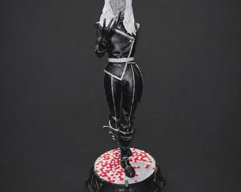 Alicia Figurine 38 cm – Chiaroscuro: Expedition 33 – Hand-painted resin statue – Collector's item