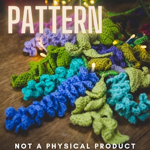 Puede incluir: Un patrón de crochet para una guirnalda colorida de flores de crochet. La guirnalda está hecha de flores de crochet de diferentes colores, incluyendo azul, verde, morado y rosa. La guirnalda está colocada sobre una superficie de madera. El texto "PATTERN" se muestra en la parte superior de la imagen. El texto "NOT A PHYSICAL PRODUCT" se muestra en la parte inferior de la imagen.