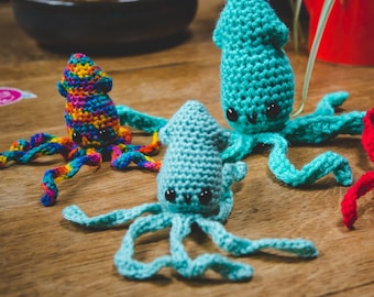Llavero de calamar hecho a mano a crochet
