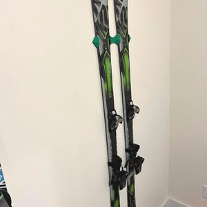 Soporte de pared ajustable para esquís