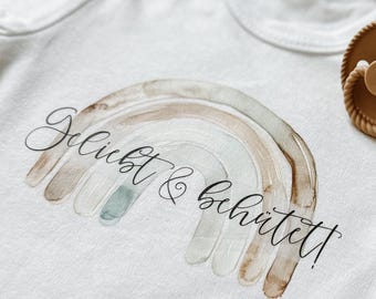 Christlicher Babybody | Gesegnet und Behütet | Regenbogen | Bibelvers | Geschenk zur Geburt | Kindersegnung | Taufe | Babyparty