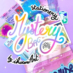 Peut inclure: Une collection d'articles de papeterie, comprenant des autocollants, un porte-clés et un sac rose, disposés sur une surface violette. Les mots "Mystery Bag" sont affichés en évidence dans une police holographique colorée, avec "Stationery" au-dessus.