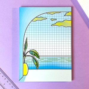 Könnte beinhalten: Ein blauer und weißer Hintergrund mit einem gelben Gitter. Eine gelbe Pflanze in einem gelben Topf. Das Gitter ist in Form eines Bogens und es gibt gelbe Wolken am Himmel über dem Bogen. Der untere Teil des Bildes zeigt ein blaues und grünes Meer.