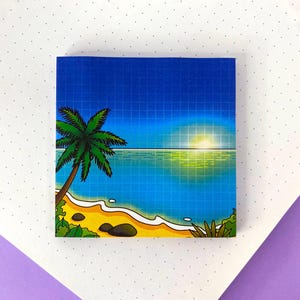 Peut inclure: Autocollant carré représentant une scène de plage tropicale. L'illustration montre un palmier, une plage de sable et l'océan sous un ciel bleu quadrillé. Le soleil se couche sur l'eau, créant une lueur chaude.
