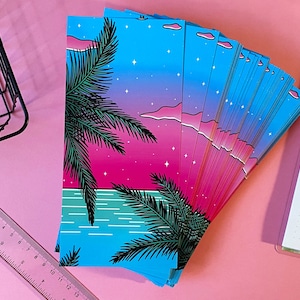 Carte postale Brillante DL | Art Print  - Esthétique Dreamy Vaporwave Vue sur l'océan & Palmier - Paysage vaporwave - Rose | Déco murale