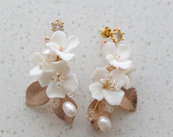 White Flower Petal Pearl Earrings, Floral Spring Earrings, Summer Floral Earrings, Unique Bridesmaid Earrings, Unique Bridal Flower Earrings