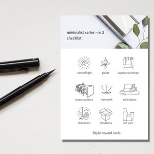 Könnte beinhalten: Eine minimalistische Checkliste mit Illustrationen einer Sonne, einer Pflanze, eines Kleiderständers, einer Theke, Räucherstäbchen, Stoff, eines Besens, einer Kiste und Flaschen. Die Checkliste trägt den Titel "minimalist series - nr 2" und "Skyler reward cards".