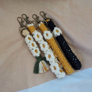 Daisy Macrame Keychain