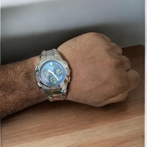 Fossil BQ-9069 men’s vintage diver watch with striking sapphire blue dial, analog-digital quartz display, and stainless steel 39mm case. Includes chronograph and date display. Perfect for gifting or everyday wear. Water resistant up to 100 meters.
