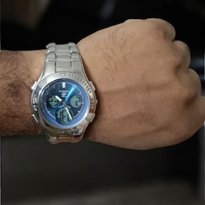 Men’s vintage Fossil diver wristwatch model BQ-9069 with dual analog-digital display, chronograph, date, and 100m water resistance. Eye-catching sapphire blue dial in a durable 39mm stainless steel case. Ideal for active wearers and retro watch collectors.