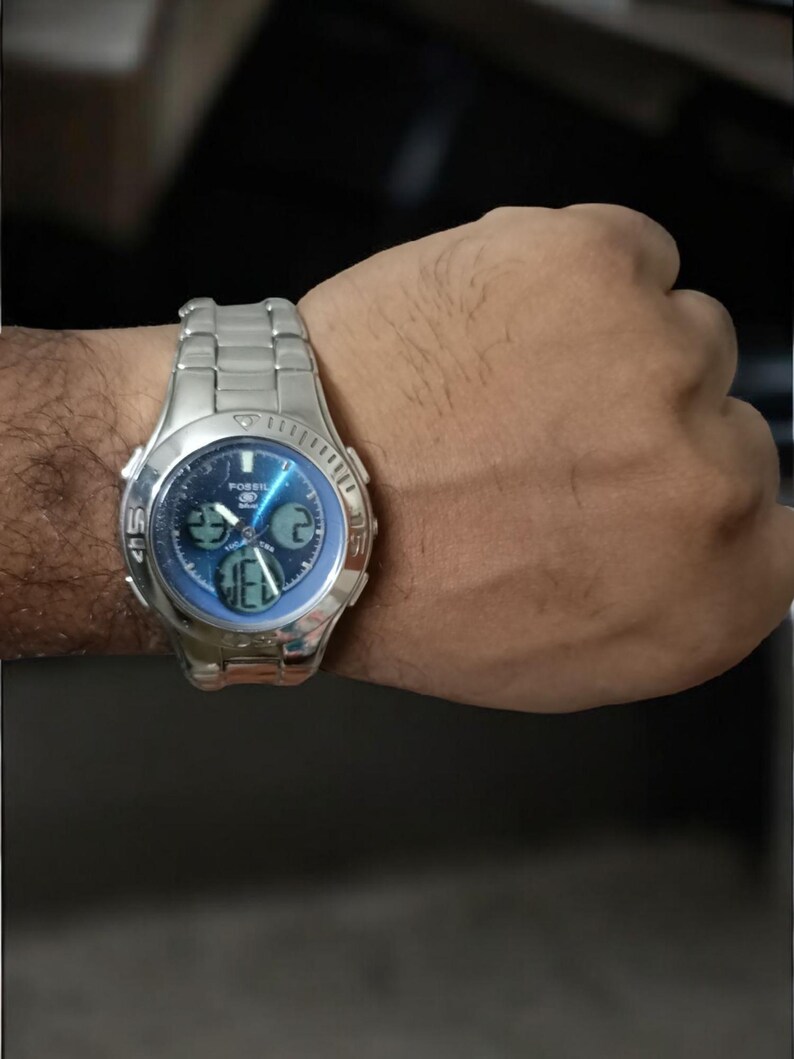Men’s vintage Fossil diver wristwatch model BQ-9069 with dual analog-digital display, chronograph, date, and 100m water resistance. Eye-catching sapphire blue dial in a durable 39mm stainless steel case. Ideal for active wearers and retro watch collectors.