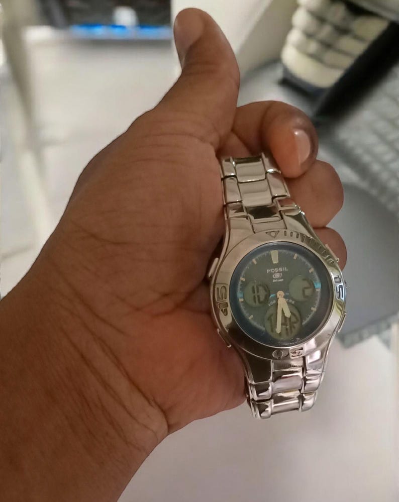 Fossil BQ-9069 diver watch for men featuring a 39mm stainless steel case, analog and digital quartz movement, and sapphire blue dial with luminous markers. Vintage style with 100m water resistance. Great gift for watch enthusiasts or classic accessory collectors.
