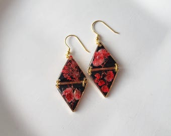 Ohrringe schwarz-rot, getrocknete gepresste Blumen, Resin, Boho, handgemacht, Frühling