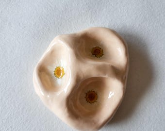 Schmuckschale "Flowerstone", beige, Margeriten, handgemacht, aus Ton, Geschenkidee, Geschenk für Sie
