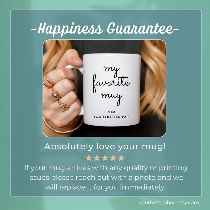K&ouml;nnte beinhalten: Wei&szlig;e Keramik-Tasse mit dem Text "my favorite mug" in schwarzer Schrift. Die Tasse wird von einer Person mit blonden Haaren und Goldschmuck gehalten. Der Text "FROM: YOURBESTIESHOP" steht darunter. Der Hintergrund ist t&uuml;rkis.