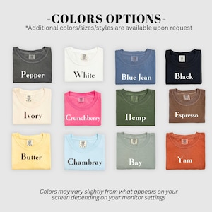 Pu&ograve; includere: Una griglia di dodici magliette di vari colori etichettate Pepper, White, Blue Jean, Black, Ivory, Crunchberry, Hemp, Espresso, Butter, Chambray, Bay e Yam. Il testo COLORS OPTIONS appare in alto, con una nota informativa in basso.