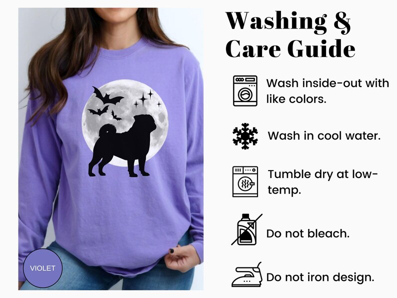 K&ouml;nnte beinhalten: Ein violettes Langarmshirt mit einer schwarzen Silhouette einer M&ouml;pse vor einem Vollmond, Flederm&auml;usen und Sternen. Das Shirt hat ein violettes Logo mit der Aufschrift "VIOLET". Wasch- und Pflegehinweise sind ebenfalls enthalten.