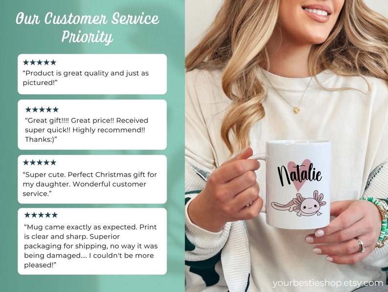 K&ouml;nnte beinhalten: Wei&szlig;e Keramiktasse mit einem rosa Herz und dem Namen "Natalie" in schwarzer Schrift. Unter dem Namen befindet sich eine Cartoon-Illustration eines Axolotl. Die Tasse wird von einer Person gehalten. Das Bild enth&auml;lt auch Kundenbewertungen.