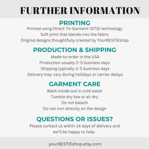 Pu&ograve; includere: Un grafico informativo intitolato FURTHER INFORMATION con sezioni per PRINTING, PRODUCTION & SHIPPING, GARMENT CARE e QUESTIONS OR ISSUES. Il testo descrive la stampa diretta su capo, le istruzioni per il lavaggio e i contatti.