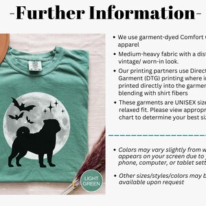 K&ouml;nnte beinhalten: Hellgr&uuml;nes T-Shirt mit schwarzer Mops-Silhouette vor Vollmond, Flederm&auml;usen und Sternen. Das Shirt ist aus mittelschwerem Stoff mit einem Used-Vintage-Look. Der Text "LIGHT GREEN" befindet sich in einem Kreis. Das T-Shirt ist st&uuml;ckgef&auml;rbt.