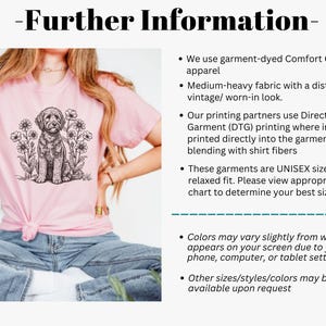 Pode incluir: Camiseta rosa claro com uma ilustra&ccedil;&atilde;o em preto e branco de um cachorro rodeado por flores. A camisa tem um n&oacute; na cintura. A palavra "BLOSSOM" est&aacute; em um c&iacute;rculo no canto inferior esquerdo. O texto "Further Information" est&aacute; no topo.