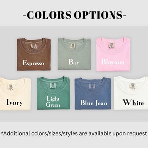 Pode incluir: Imagem de camisetas dobradas em v&aacute;rias cores: Espresso, Bay, Blossom, Ivory, Verde claro, Blue Jean e Branco. O texto "-OP&Ccedil;&Otilde;ES DE CORES-" est&aacute; no topo, com "Cores/tamanhos/estilos adicionais est&atilde;o dispon&iacute;veis mediante solicita&ccedil;&atilde;o" na parte inferior.