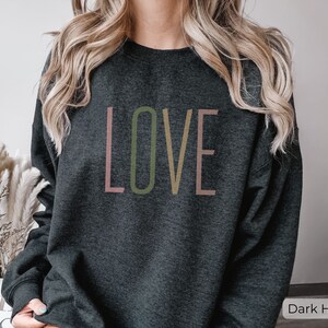 Love Sweatshirt Minimalist Valentines Day Sweater Trendy Aesthetic Soft Crewneck for Women Casual Comfortable Everyday Shirt Gift for Her