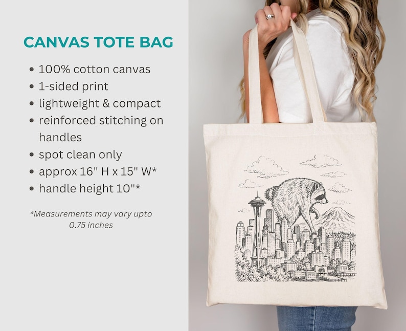 Pu&ograve; includere: Una borsa tote in tela color naturale con un'illustrazione a inchiostro nero di un procione che cammina sopra lo skyline di una citt&agrave; che include lo Space Needle e una montagna. La borsa ha due manici e misura circa 40,6 cm per 38,1 cm.