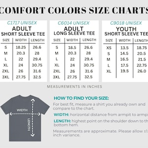 Pu&ograve; includere: Tabelle taglie Comfort Colors per t-shirt unisex C1717 a maniche corte per adulti, C6014 a maniche lunghe per adulti e C9018 a maniche corte per ragazzi. Le tabelle elencano le taglie S-3XL o XS-XL con misure in pollici. Include un diagramma che mostra come misurare larghezza e lunghezza di una t-shirt.