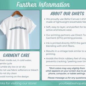 Op de afbeelding: Wit T-shirt met opgerolde mouwen, hangend aan een houten hanger. Het shirt heeft de tekst "-yourBESTIEshop-" in een donkerblauwe script. De afbeelding bevat ook wasvoorschriften en informatie over de shirts.