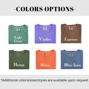K&ouml;nnte beinhalten: Bild mit sechs gefalteten T-Shirts in verschiedenen Farben: Hellgr&uuml;n, Violett, Espresso, Hanf, Melone und Blue Jean. Der Text "-COLORS OPTIONS-" steht oben, mit "Additional colors/sizes/styles are available upon request" unten.