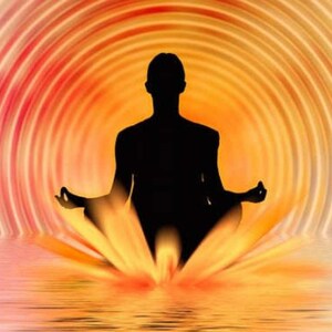 Może przedstawiać: Sylwetka osoby medytującej w pozycji lotosu, otoczona wirującym wzorem pomarańczowego i żółtego światła.