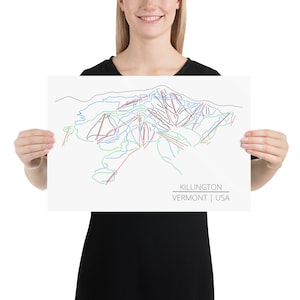 Könnte beinhalten: Ein weißer Poster mit einer Schwarzweiß-Linienzeichnung eines Skigebietsberges mit blauen, roten und grünen Linien, die die Skipisten darstellen. Der Text "KILLINGTON VERMONT | USA" befindet sich am unteren Rand des Posters.