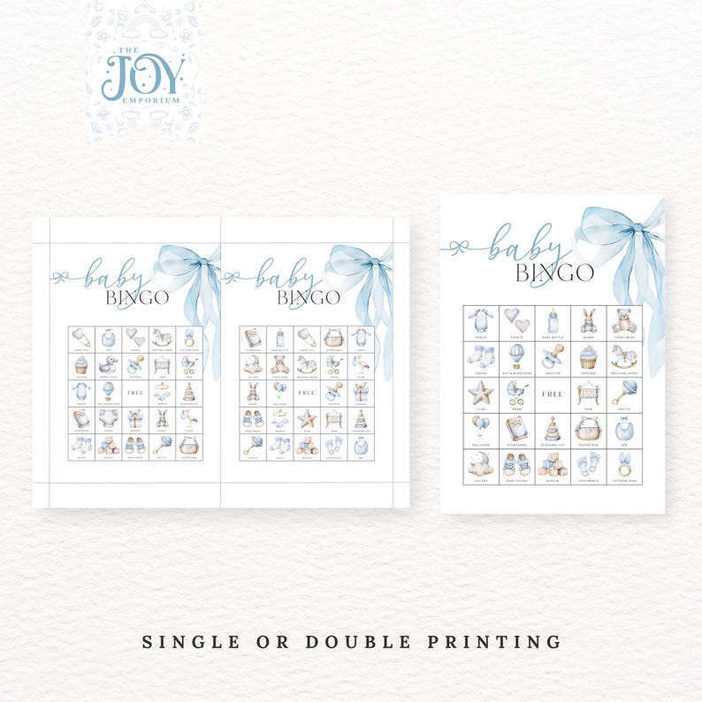 K&ouml;nnte beinhalten: Baby Bingo Spielkarten mit Aquarelldesign. Die Karten zeigen ein hellblaues Band und die Worte "baby BINGO". Die Karten haben Illustrationen von Babyartikeln. Der Text "SINGLE OR DOUBLE PRINTING" steht unten.