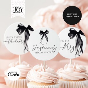 Könnte beinhalten: Schwarz-weiße Cupcake-Topper mit einer schwarzen Schleife und dem Text "She's tying the knot", "Jasmine's Bridal Shower" und "Miss to Mrs".