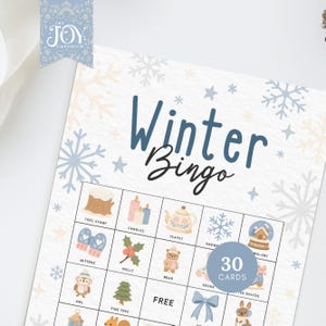 Op de afbeelding: Een Winter Bingo-spelkaart met een sneeuwvlok- en sterontwerp. De kaart bevat de tekst "Winter Bingo" in blauw en zwart script. De kaart bevat illustraties van winterthema's zoals wanten, een theepot en een sneeuwbol.