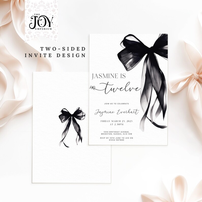 Pode incluir: Convite em preto e branco com um grande la&ccedil;o preto na frente. O texto diz "Jasmine tem doze anos" e inclui detalhes para uma festa de anivers&aacute;rio.