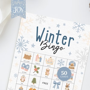 Op de afbeelding: Een Winter Bingo-spelkaart met een lichtblauw en wit sneeuwvlokontwerp. De kaart bevat de tekst "Winter Bingo" en bevat illustraties van winterthema-items zoals wanten, een theepot en een uil. De kaart heeft een label "50 kaarten".