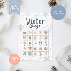 Op de afbeelding: Een afdrukbare Winter Bingo-spelkaart met een lichtblauw en wit sneeuwvlokontwerp. De kaart bevat de woorden "Winter Bingo" en bevat 24 winterthema-afbeeldingen. De kaart bevat ook de tekst "100 kaarten" en "Direct downloaden".