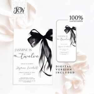 Pode incluir: Convite de anivers&aacute;rio em preto e branco com um grande la&ccedil;o preto e o texto "Jasmine tem doze anos". O convite inclui a data, a hora e o local da festa. Tamb&eacute;m est&aacute; inclu&iacute;da uma vers&atilde;o digital do convite.