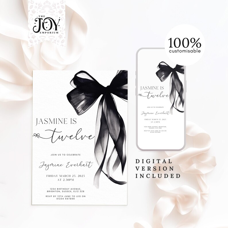 Pode incluir: Convite de anivers&aacute;rio em preto e branco com um grande la&ccedil;o preto e o texto "Jasmine tem doze anos". O convite inclui a data, a hora e o local da festa. Tamb&eacute;m est&aacute; inclu&iacute;da uma vers&atilde;o digital do convite.