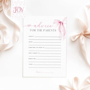Pode incluir: Um cart&atilde;o de jogo de ch&aacute; de beb&ecirc; imprim&iacute;vel com um la&ccedil;o rosa aquarela e o texto "conselhos para os pais". O cart&atilde;o tem linhas em branco para que os convidados possam escrever conselhos para os novos pais.