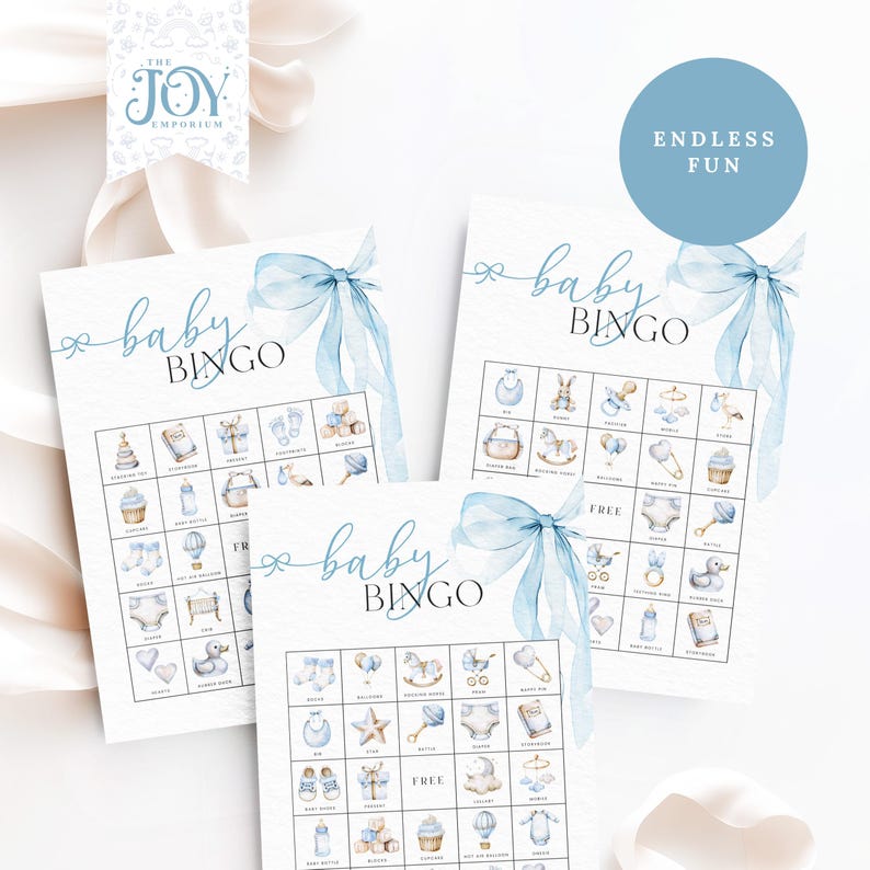 K&ouml;nnte beinhalten: Baby-Bingo-Spielkarten mit blauem Schleifendesign. Die Karten zeigen Illustrationen von Babyartikeln wie einer Flasche, einer Rassel und einem Teddyb&auml;ren. Die Worte "Baby Bingo" sind in zarter Schrift geschrieben. Ein blauer Kreis mit den Worten "Endless Fun" ist ebenfalls sichtbar.