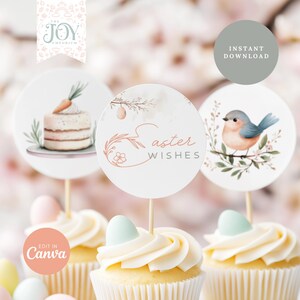 Op de afbeelding: Printbare paascupcake-toppers met een blauwe vogel op een tak, een worteltaart en een bloemmotief met de tekst "Easter Wishes".