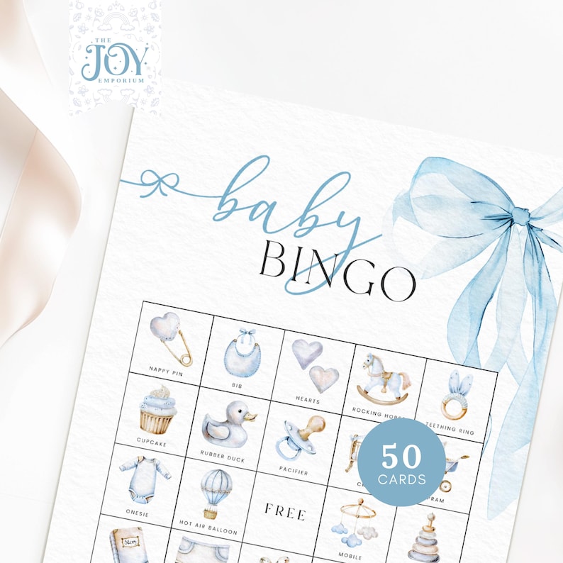 K&ouml;nnte beinhalten: Baby-Bingo-Spielkarte mit einer blauen Schleife und Aquarellillustrationen von Babyartikeln. Die Karte zeigt den Text "baby BINGO" und enth&auml;lt 50 Karten.