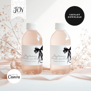 Può includere: Due bottiglie d'acqua in plastica trasparente con etichette bianche. Le etichette presentano un design a nastro nero e il testo "Jasmine's Bridal Shower Thanks for coming".