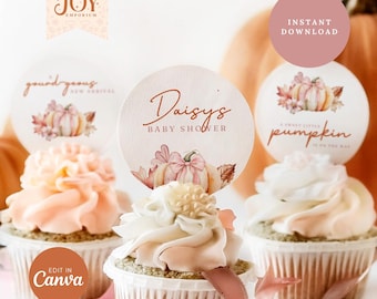 Może przedstawiać: Babeczki z białym i brzoskwiniowym lukrem, ozdobione okrągłymi topperami z ilustracjami dyni i tekstem. Na topperach widnieją napisy "Daisy's Baby Shower", "gourd-geous new arrival" i "a sweet little pumpkin is on the way".