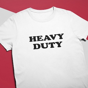 Könnte beinhalten: Weißes T-Shirt mit schwarzem Text "HEAVY DUTY".