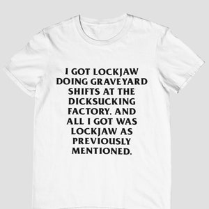 I Got Lockjaw Doing Friedhofsschicht At The Factory - Unisex und Damen Shirt. Mehrfache Farbwahl. Lustiges Meme Shirt.